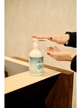 お客様ご来店時の手指アルコール消毒