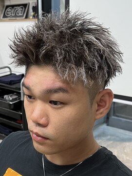 イーラ(era) ツイストパーマホワイトメッシュアシンメトリー短髪束感