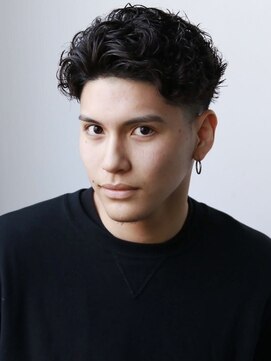 グルーマーズクレッジ 渋谷店(GROOMER/S CREDGE) スパイキーショート/ブルーブラック/フェザーパーマサーフカール