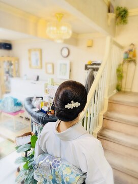 美容室 ティンカーベル シニヨンヘア