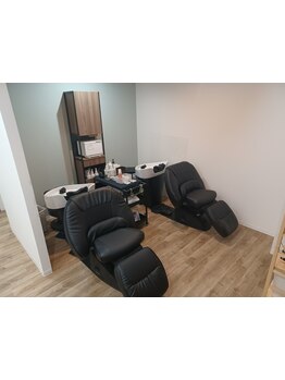 【最新のシャンプー台導入】頭だけでなく全身を包み込むような感覚のヘッドスパで癒しのひとときを…☆