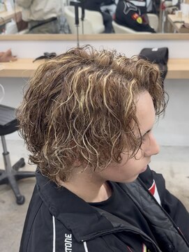 アイトーキョーリタ 渋谷(AI TOKYO Rita) 渋谷金メッシュサーフカール波巻きツイストスパイラルパーマ