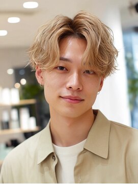 ロッソ ヘアアンドスパ 谷塚店(Rosso Hair&SPA) センターパート／韓国風／ハイトーン