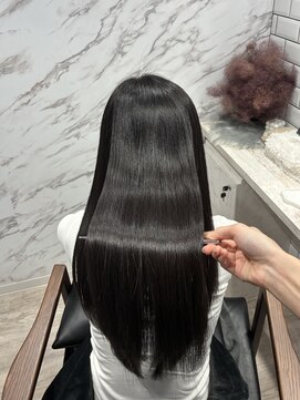 柔らか質感の艶ストレートヘア