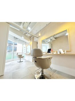 優しい光の差し込む店内で、心も身体も癒される♪日頃の疲れを癒すヘッドスパもおすすめ◎