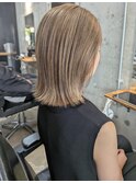 外ハネくびれボブ×明るめ透明感ハイライトカラー