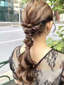 ピークアブー 原宿ハラカド(PEEK-A-BOO) ヘアセット ヘアアレンジ お呼ばれヘア 編み下ろし ローポニー