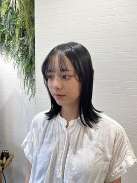 グリーンズ(Greens) 黒髪×切りっぱなしミディ/外ハネミディアム/ストレート