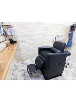 【BARBER/理容室】バーバーだからできるヒゲ・眉などのシェービングや身だしなみまでお任せください。