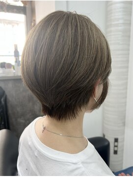 ゲイン(Gain) ショートカット白髪ぼかしダブルカラーハイライトレイヤーカット