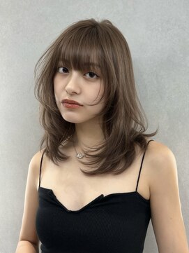 e16ミディアムレイヤーカットグレージュ簡単スタイリング原宿