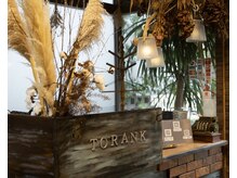 トランク(ToRank)の雰囲気（受付レジは照明も暗めでフォトジェニック）