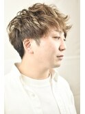 前下がりフェザーマッシュノーブリーチカラースパイラルパーマ