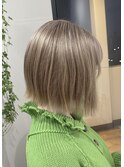 ホワイトブロンドブリーチダブルカラー外ハネ切りっぱなしボブ