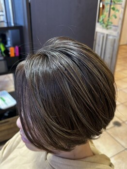 美容室 オハナ(Ohana)の写真/「染めるたび、美しく」頭皮に優しい薬剤を使用。白髪を活かしたハイライトで、心躍るスタイルに。