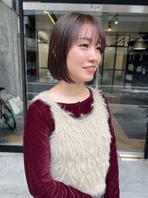 ジリ(JILI)&nbsp;あごライン切りっぱなしボブ×ヘーゼルグレージュ