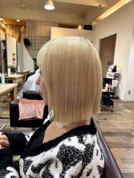 フーチー クーチー ヘッド ショップ 曽根本店(FUCHI KUCHI head shop) @fuchi_kuchi.okada［梅田豊中曽根/切りっぱなしボブ/ブロンド］