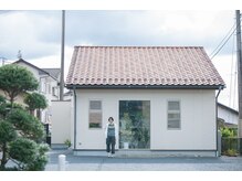 デン(den)の雰囲気（元々入口だったところには大きなガラス窓を設置しております）