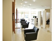 ヘアー ドルチェ(hair Dolce)の雰囲気（広々と、白を基調とした店内。）