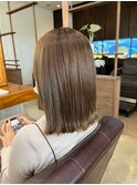 グレージュ切りっぱなしボブ前髪ありミニボブミルクティベージュ
