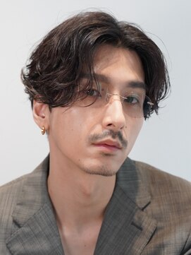 フィフス(fifth) 原宿緩めフェザーパーマメンズカット刈り上げセンターパート30代