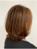 20代30代ミディアムレイヤースタイル　くびれシルエット
