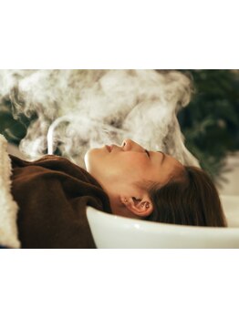 完全貸切り型でアロマの香りに包まれながら「ヘッドスパ専門店」のような極上の時間を過ごせる美容室です。