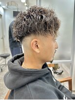 ロミーオム 本厚木(ROMMY. Homme)&nbsp;刈り上げスパイラルパーマ無造作メッシュアップバングメンズヘア