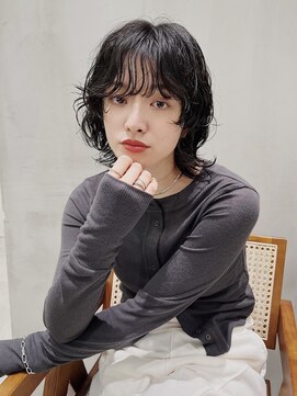 ホロ(hollo) 中性ウルフレイヤーカットパーマ黒髪ニュアンスウェーブ