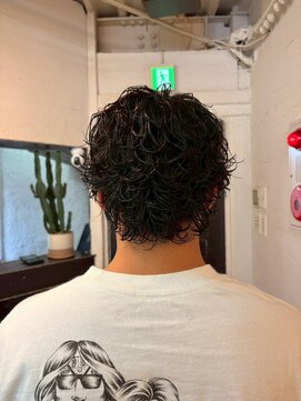 ビーバイエイトジェンツ(Bee by EIGHT GENTS) 刈り上げセンターパート/波巻きツイストスパイラル/心斎橋