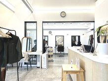 ペイジヘアー(paige hair)の雰囲気(自然光が心地よく差し込む明るい店内)