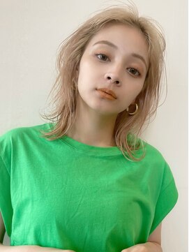 アンアミ シブヤ(Un ami shibuya) ハイトーンベージュ/外はねミディアム/ラフスタイル