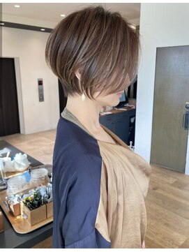 アンド ストーリーズ(&STORIES) 前髪あり耳掛け丸みくびれショートボブ20代30代40代50代(蘭)