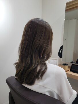 アトレ(attrait) セミロング×オリーブグレージュ