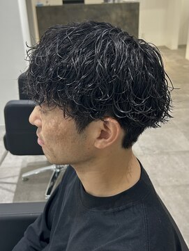 ヒュイル バイ ニアウ(Hwyl by Niau) メンズカットパーマ波巻きスパイラルパーマツイストスパイラル