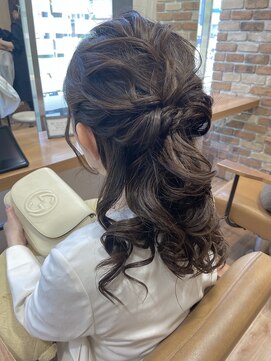 ヴィサージュクルー(VISAGE crew) 大きい動きのあるハーフアップデザイン!