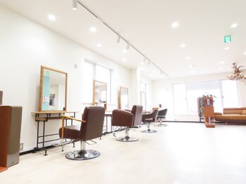ウッディホワイト(WOODY&WHITE)の写真/癒しを感じられる店内と、洗練された空間で、お悩みや理想を丁寧にカウンセリング◎上質なサロンタイムを─