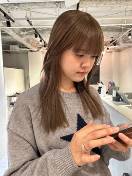 ルーム(Loom.) 重ためロングオリーブベージュカラーぱっつんバング