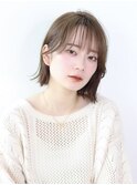 ホワイトグレージュ/外ハネボブ/デザインカラー