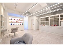 ゆったり広々した空間で担当スタイリストの施術を受けられます◎