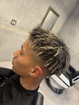 バーバーショップ フォーシーズン(BAR BER SHOP FOURSEASON) ツイスト/ホワイトメッシュ/スキンフェード/ツイスパ