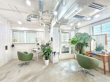 ベリーノ ヘア(bellino hair)の雰囲気（南向き窓で店内は明るく席の間隔は広いです。プライベート空間。）