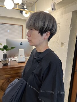 ベンジー オウン 代々木上原店(benji own) デザインシルバーカラー 刈り上げマッシュ