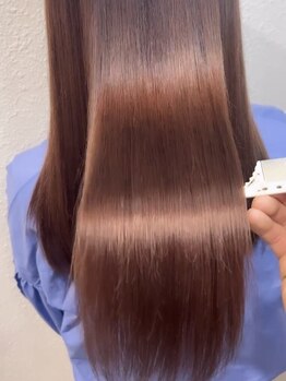 カシェ シモムラ(Cashe'e SHIMOMURA)の写真/髪のダメージを最小限に抑え、自然な仕上がりの縮毛矯正◎自然なストレートで、朝のセットも楽々♪