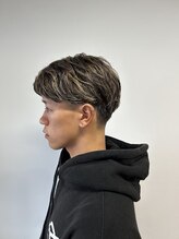 イッヒ 茅ヶ崎(IHHI)&nbsp;men's外国人風ハイライトセンターパートテーパーフェード