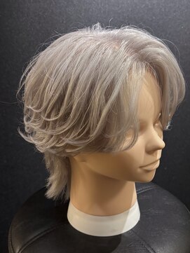 ベーア(Bar) ホワイトシルバーミディアム毛流れセンターパートウルフ