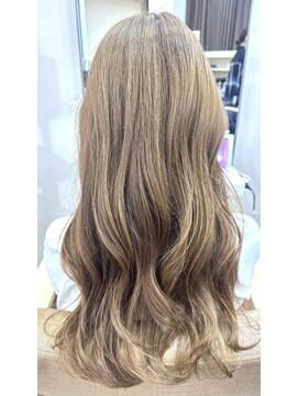 ムーア(MUA) ベージュラテカラー×ロング