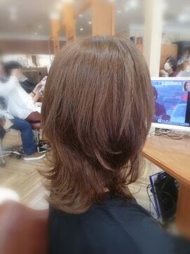 ラフューネ(Raffune) 外はねミディアムレイヤースタイル