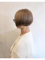 コニーズヘアサロン(Connie's Hair Salon)&nbsp;アンティークベージュの切りっぱなしボブ