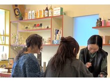 ヒントステーション(HINTSTATION)の雰囲気（温かい時間が流れるCOFFEE STANDも併設。施術中にオーダー可能◎）